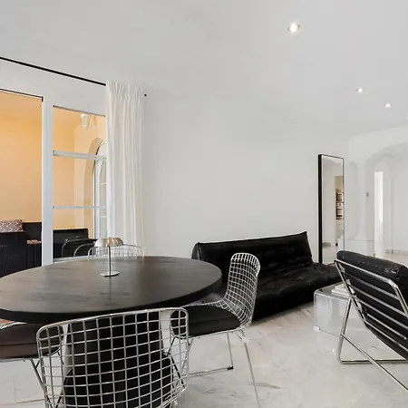 Unmatched Location, Breathtaking Views, Garage דירה