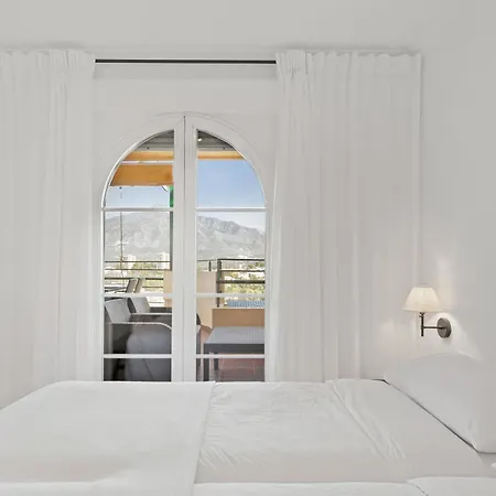 Unmatched Location, Breathtaking Views, Garage דירה *